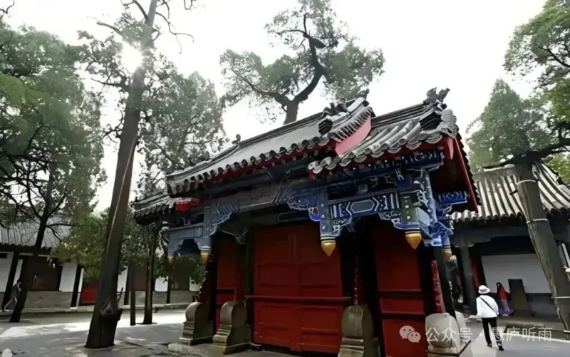 獨立於大堂前院的重光門